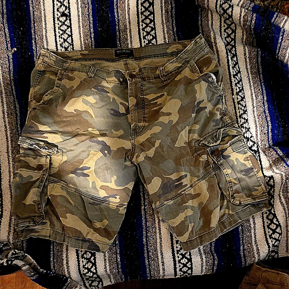 CARGO SHORTS - USED GOOD CONDITION - AMERICAN EAGLE